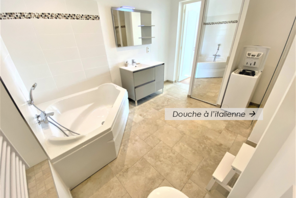 salle de bains de la chambre 1 pour la location saisonnière d'appartement expériences et cognés à Cannes, Côte d'Azur en France