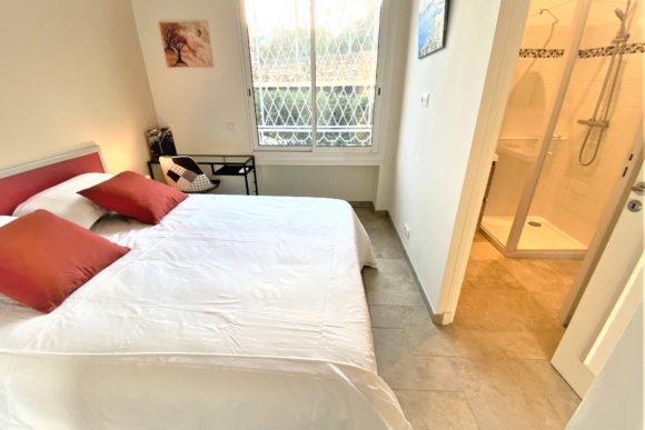 la chambre 2 pour la location saisonnière d'appartement expériences et cognés à Cannes, Côte d'Azur en France