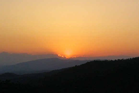 Ammira il tramonto in montagna in Costa Azzurra