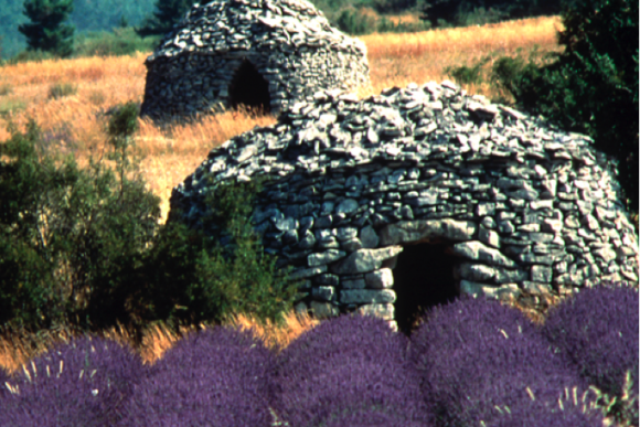 Maisons anciennes construites en pierre au village des Bories