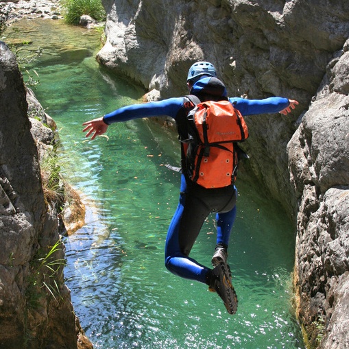 Saltare nell'acqua della Provenza Costa Azzurra