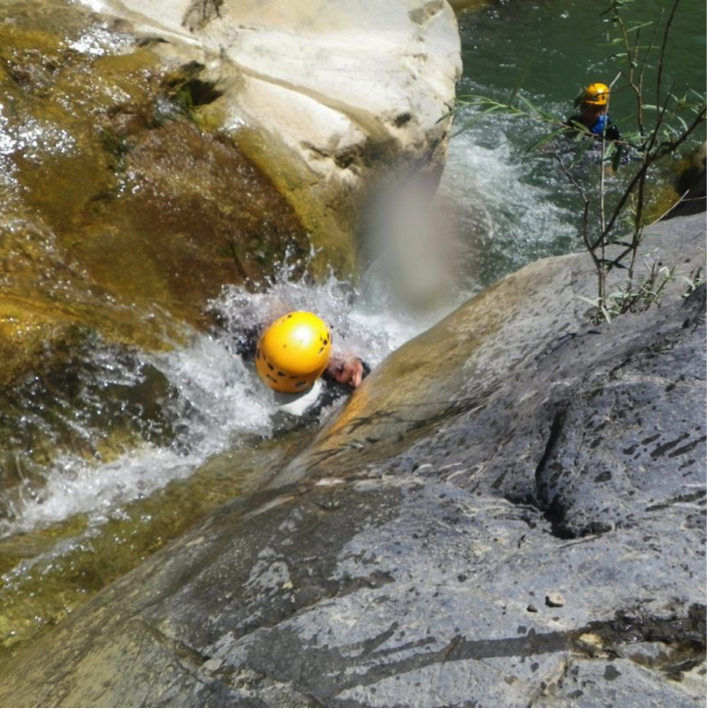 Scivoli naturali e piccolo lago di montagna sulla Costa Azzurra