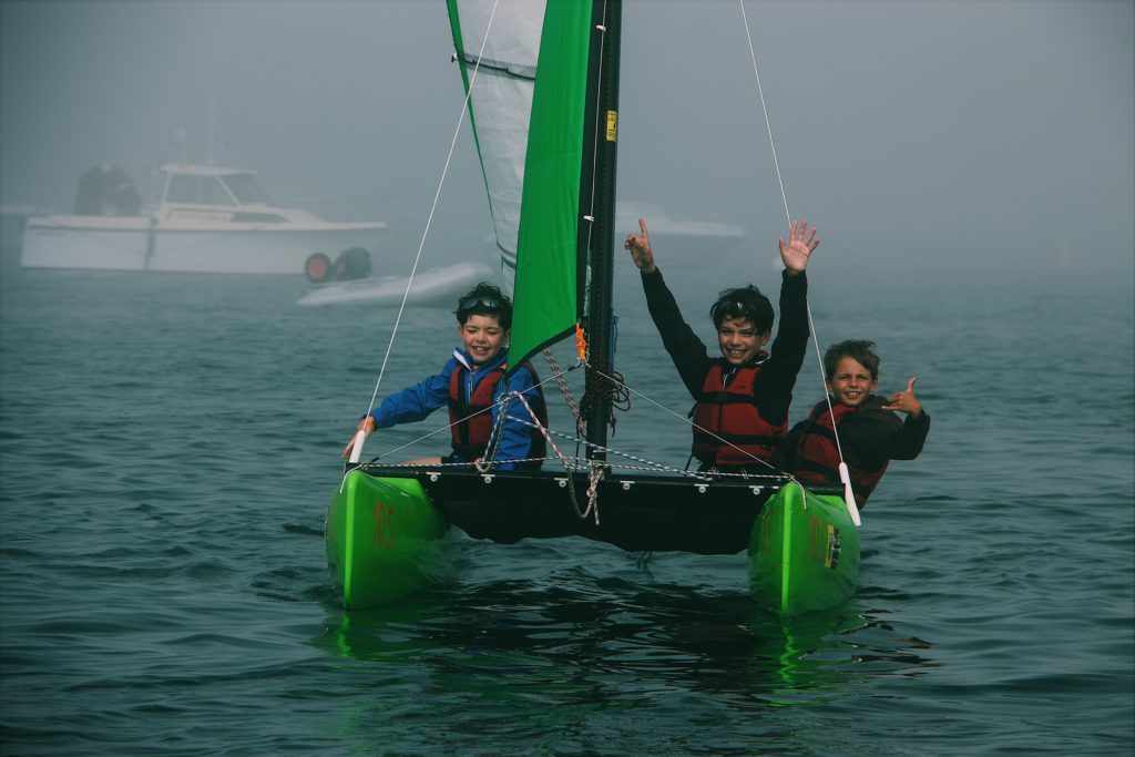 Catamaran pour enfants avec des moniteurs à la mer de Cannes