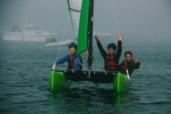 Catamarano per bambini con istruttori al Mare di Cannes