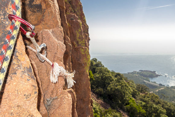 Arrampicata con corde e attrezzature professionali