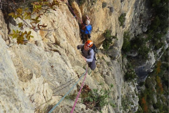 Arrampicata in montagna con istruttori e appassionati