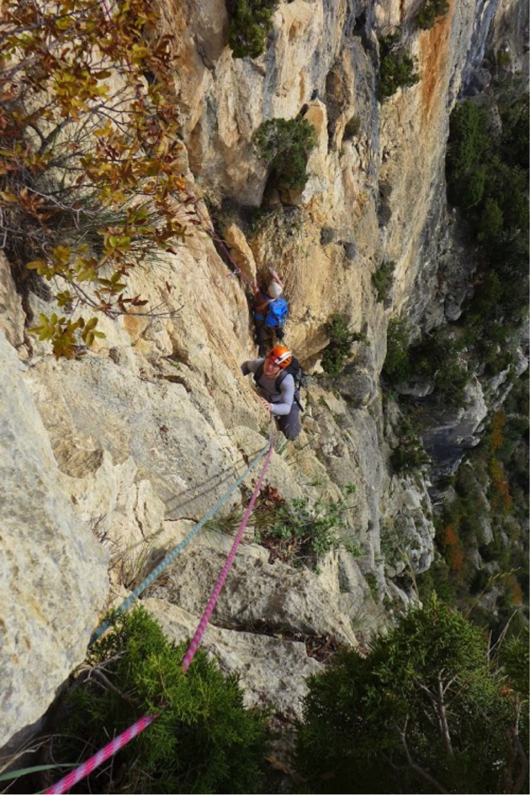 Escalader les montagnes avec des moniteurs et passionnés