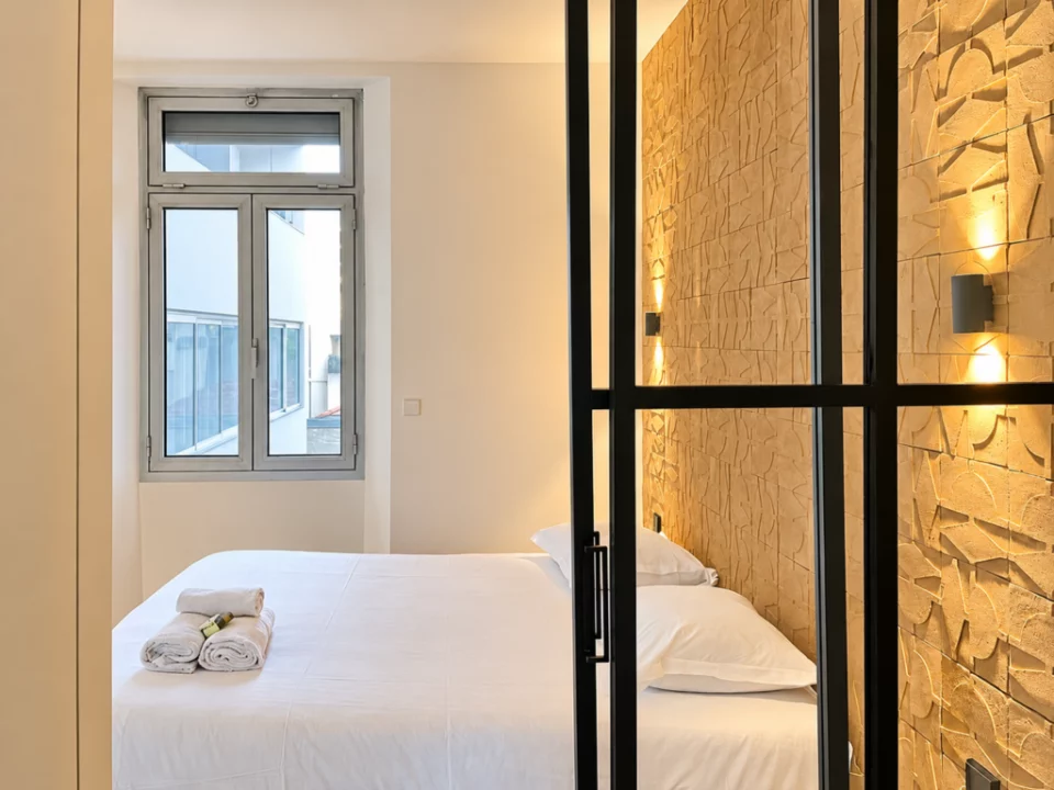 Chambre élégante aux accents dorés à Cannes