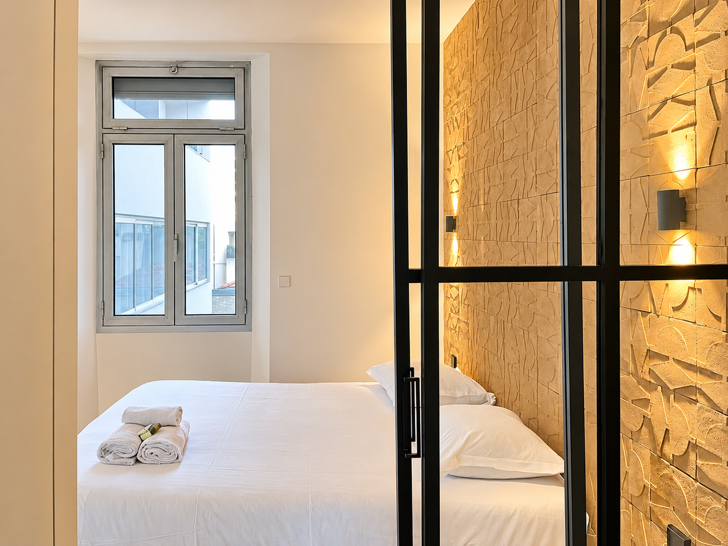 Chambre élégante aux accents dorés à Cannes