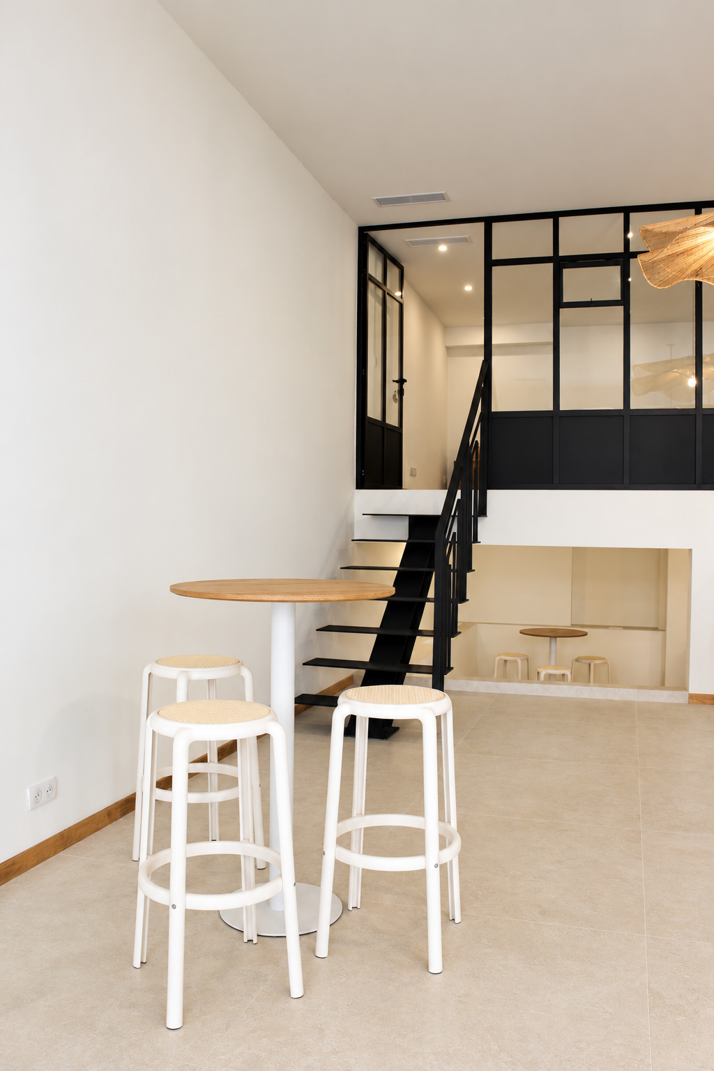 Intérieur contemporain de Gallery avec escalier noir à Cannes