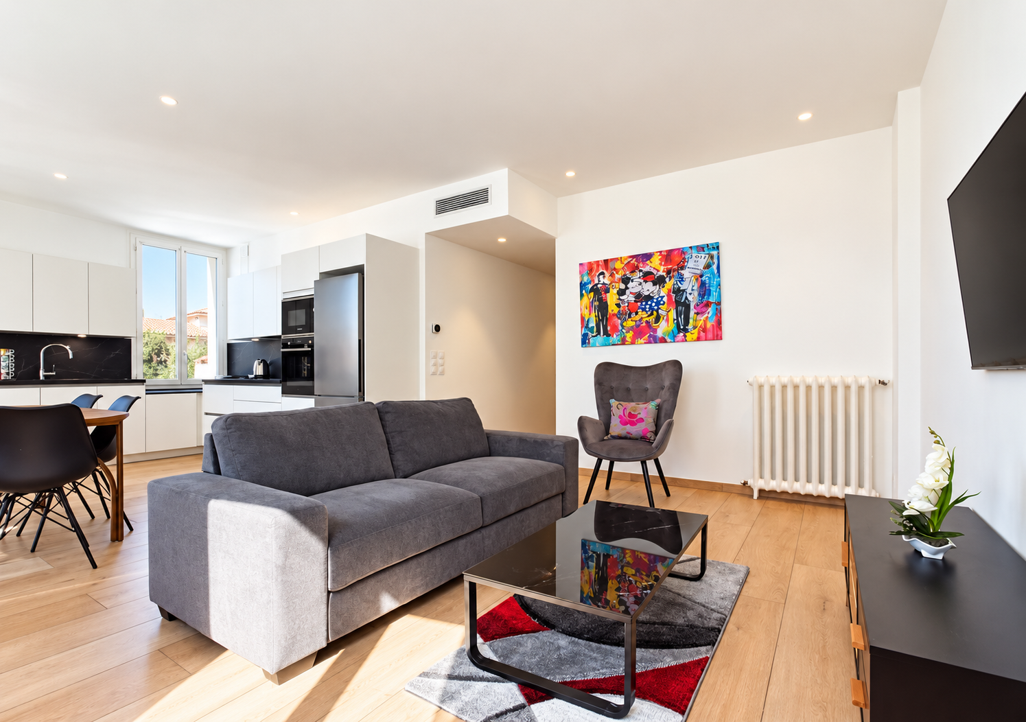 Intérieur contemporain lumineux d’un bien Viva Riviera à Cannes