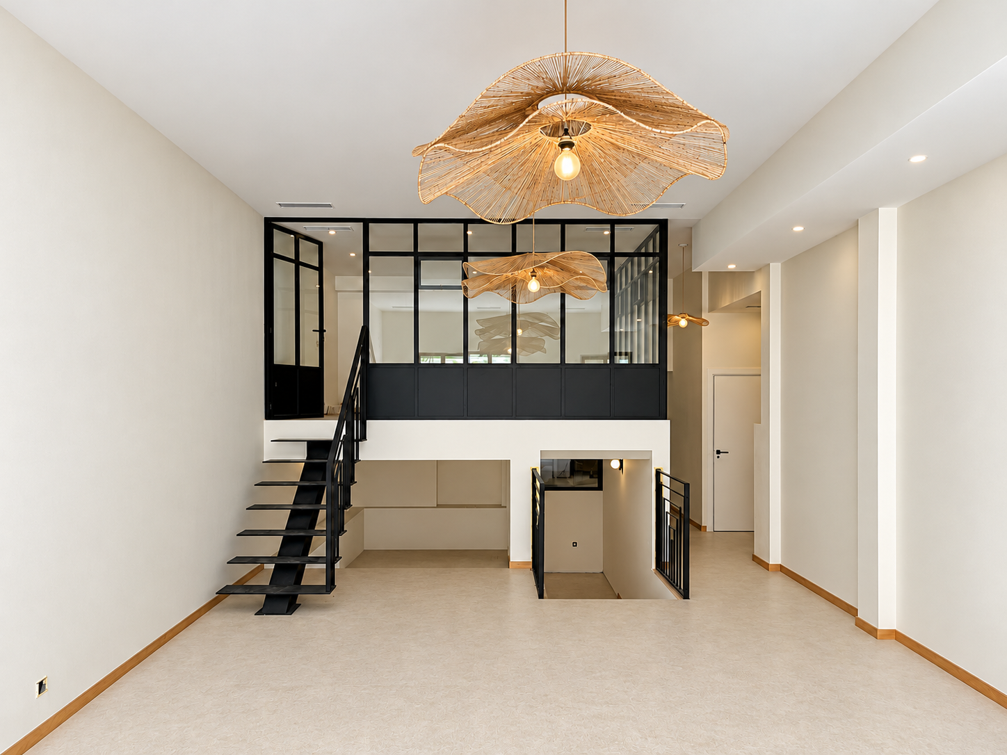 Intérieur lumineux avec mezzanine et suspensions tressées du Carré d’Or Gallery à Cannes