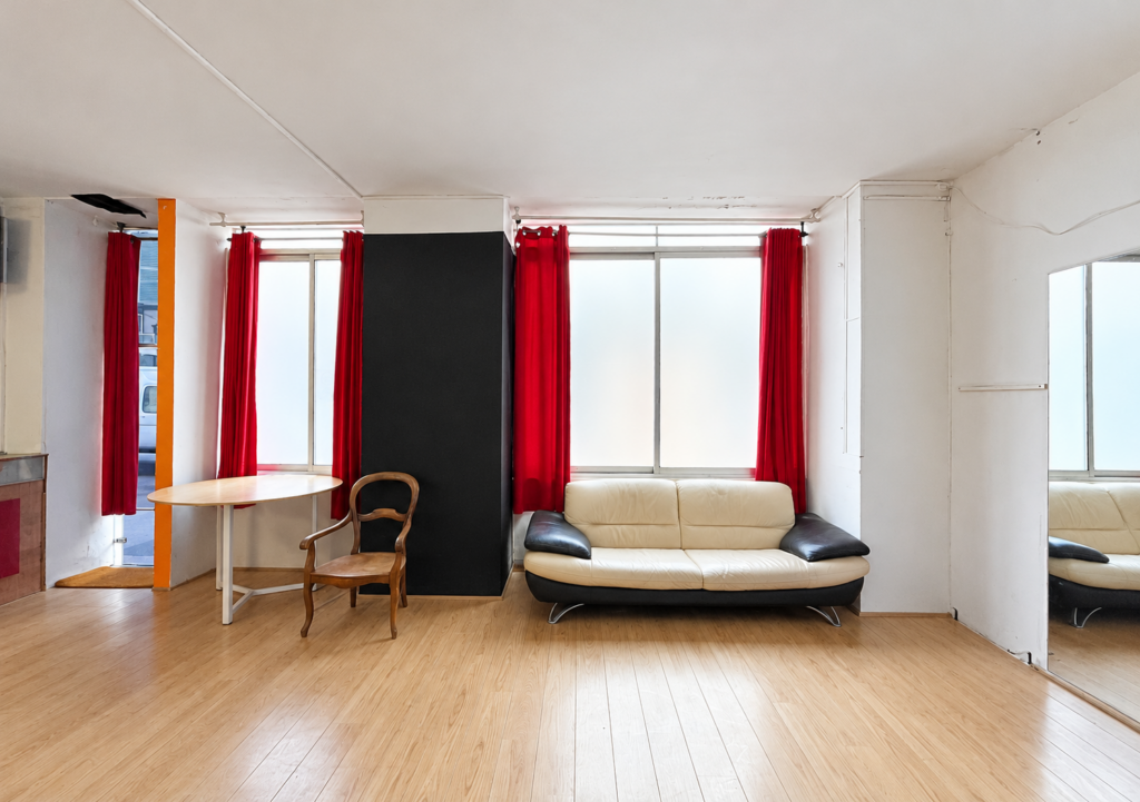 Salle commerciale aux rideaux rouges et miroirs-7