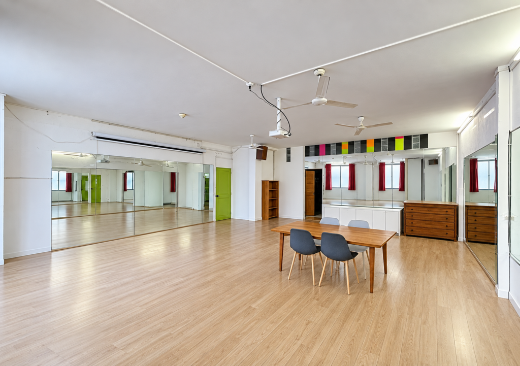 Studio épuré avec miroir et table centrale-1
