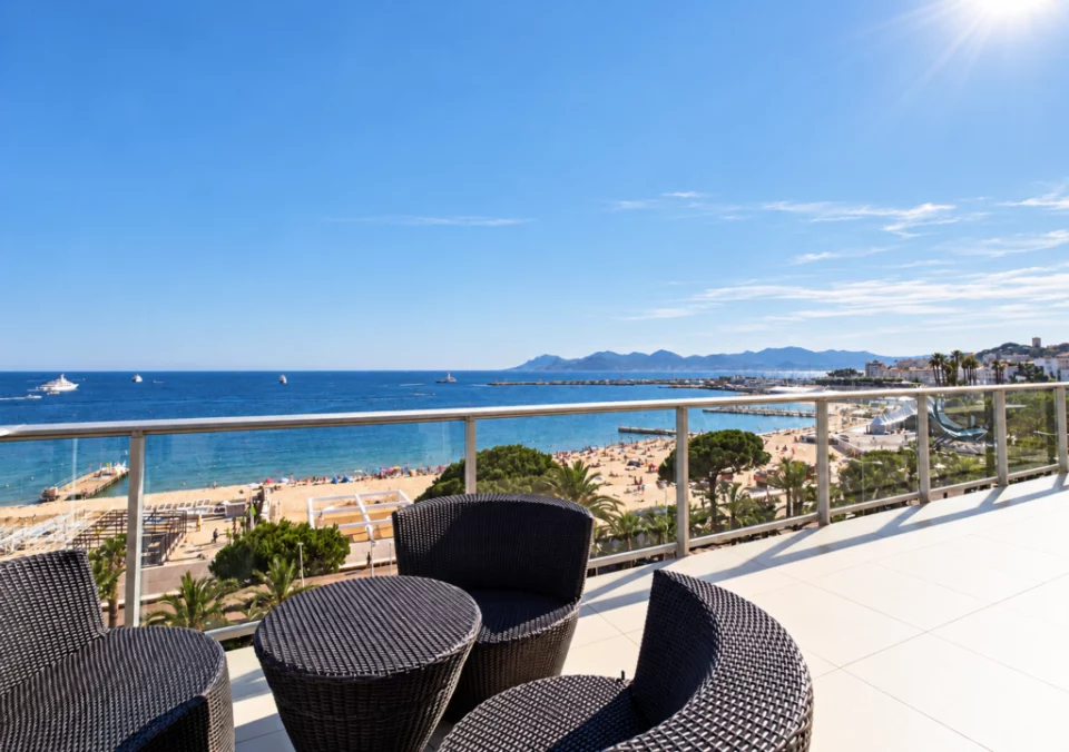 Balcon avec vue sur la Croisette à Cannes