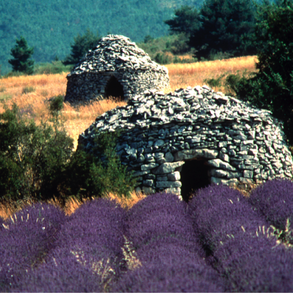 Antiche case costruite in pietra nel villaggio di Bories